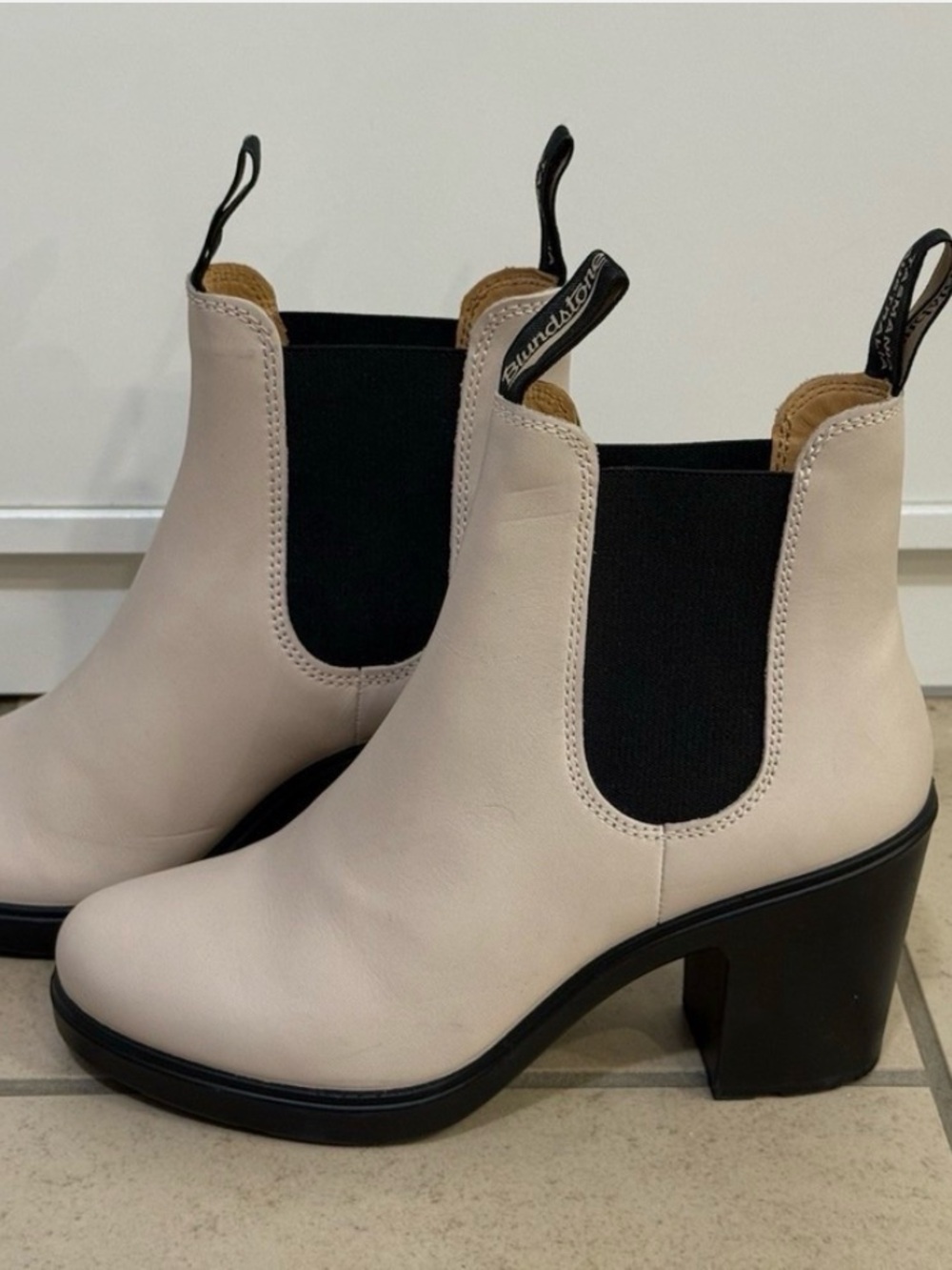 Blundstone Women's #2364 Chelsea Ankle Boots in Pearl leather, size 8.5